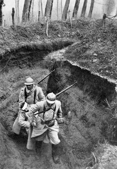1917年、第一次世界大戦、1920年、負傷した仲間を正面から運んだフランスの兵士 作： Unbekannt