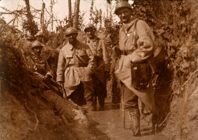 泥の中のフランス人兵士、フランス北部のケマンデダム、c1914-c1918 作： Unbekannt