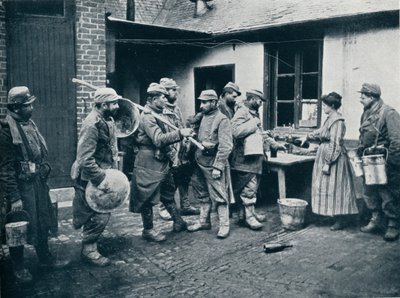塹壕から戻ってきたフランスの兵士がリフレッシュのために立ち止まる、c1914 作： Unbekannt