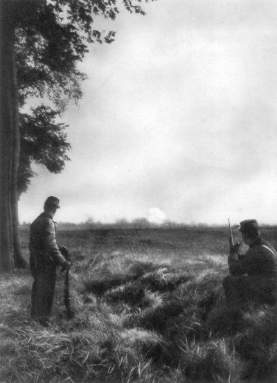 1914年9月5〜12日、フランス、マルヌの最初の戦い、大砲の火を見ているフランスの兵士 作： Unbekannt