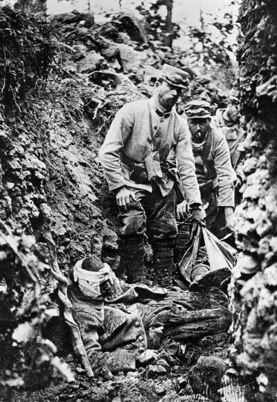 ドイツの攻撃と爆撃の後のフランス軍、第一次世界大戦、1915年6月30日 作： Unbekannt