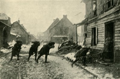 1914年から1915年、第一次世界大戦、1920年のドイツ軍の砲火の下で村の通りを横切るフランス軍。 作： Unbekannt
