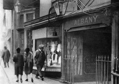 1926年から1927年にロンドンのアルバニーの商工会議所に通じるビーゴストリートの守衛所 作： Unbekannt