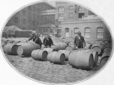 ロンドンドックでワイン樽を測定する、c1900 1901 作： Unbekannt