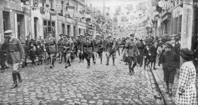 1918年10月27日、解放された町を歩くカリー将軍とカナダ軍 作： Unbekannt