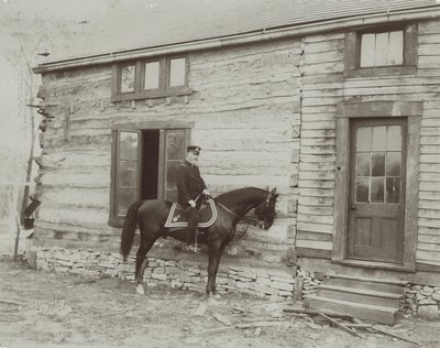 父ユリシーズ・S・グラントが建てた小屋（Hardscrabble）の前で馬に乗るフレデリック・デント・グラント将軍 作： Unbekannt