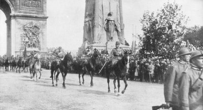 1919年7月14日、フランスのパリでの勝利パレード中のモントリオール将軍とイタリア軍 作： Unbekannt