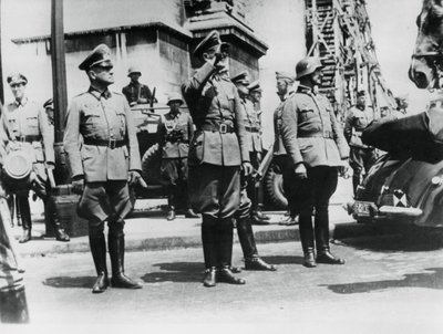 1940年6月14日、パリの凱旋門を通り過ぎるドイツ軍に敬礼するフォンボック将軍 作： Unbekannt