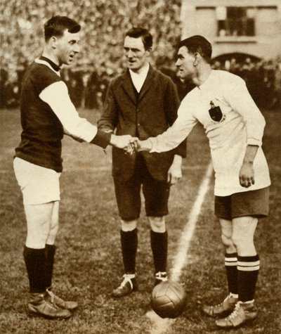 キックオフ前のジョージケイとジョースミス、FAカップ決勝、ウェンブリースタジアム、ロンドン、1923年、1935年。 作： Unbekannt
