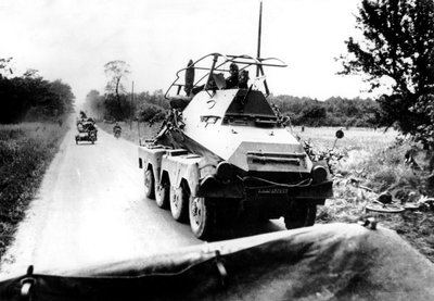 1940年5月〜6月、パリでの前進中のドイツの装甲車 作： Unbekannt