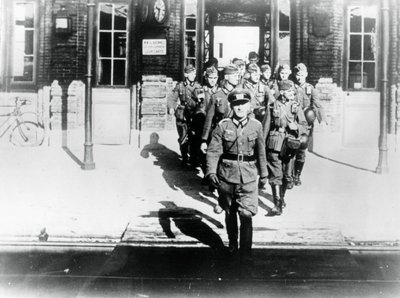 1940年8月、パリの鉄道駅のホームに会社を導くドイツ陸軍将校 作： Unbekannt