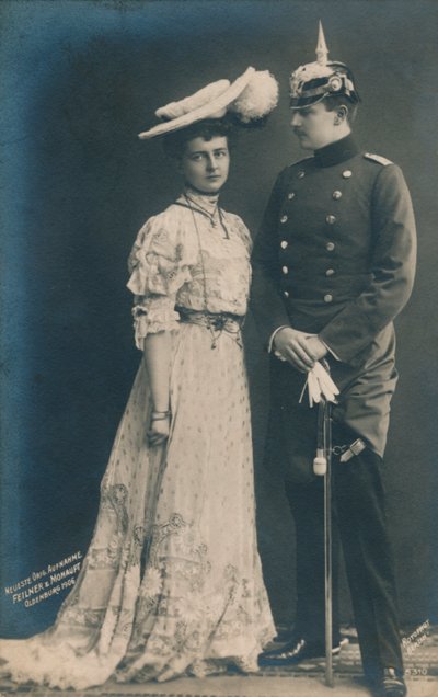ドイツのカップル。男性の制服姿、1906 作： Unbekannt