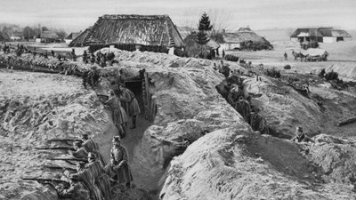 第一次世界大戦、1915年、ポーランド、ヤシオンナの塹壕にいるドイツ歩兵 作： Unbekannt