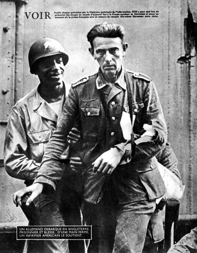 1944年にアメリカの兵士に付き添われてイギリスに到着したドイツの捕虜 作： Unbekannt