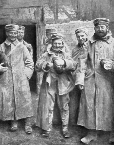 パンの配給を受けたドイツの捕虜、1915年 作： Unbekannt
