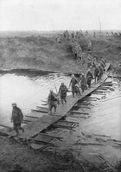 1917年7月31日、ベルギーのイーザー運河でダックボードトラックに乗ってドイツの囚人 作： Unbekannt