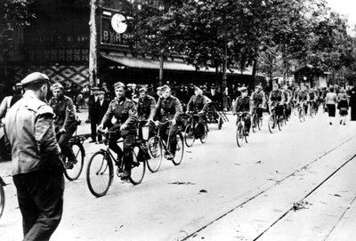 1940年6月、パリの通りをサイクリングするドイツの兵士 作： Unbekannt
