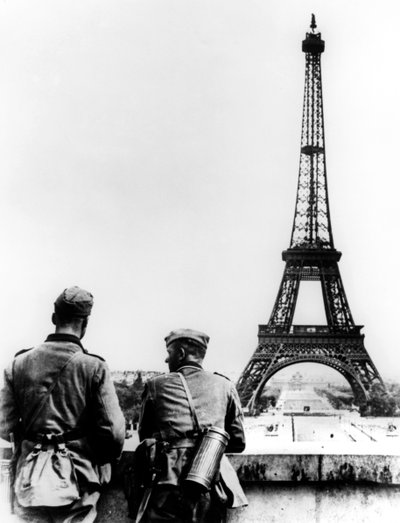 1940年6月、パリのエッフェル塔でのドイツの兵士 作： Unbekannt