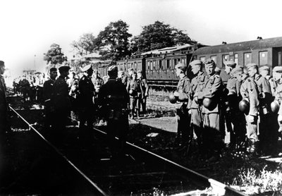 1940年8月、パリ郊外の鉄道駅での輸送を待っているドイツの兵士 作： Unbekannt