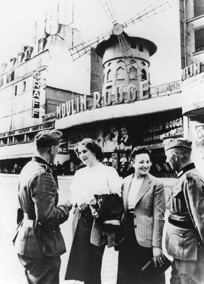 1940年6月、パリを占領したムーランルージュの外でフランス人女性とおしゃべりするドイツの兵士 作： Unbekannt