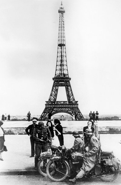 1940年、パリのエッフェル塔の前でドイツの兵士 作： Unbekannt
