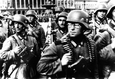 1940年6月14日、パリで行進しているドイツの兵士 作： Unbekannt