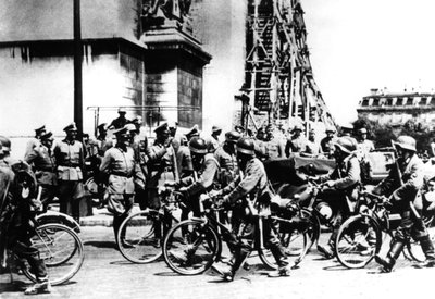 1940年6月14日、パリの凱旋門を過ぎて行進するドイツの兵士 作： Unbekannt