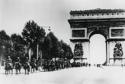 1940年6月14日、パリを行進するドイツの兵士 作： Unbekannt