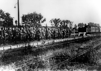 1940年8月、フランスの輸送を待っている鉄道のプラットフォーム上のドイツの兵士 作： Unbekannt