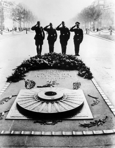 1940年12月、パリの無名戦士の墓に敬礼するドイツの兵士 作： Unbekannt