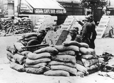 1940年6月、パリ近郊でフランスのバリケードを捕獲したドイツ兵 作： Unbekannt