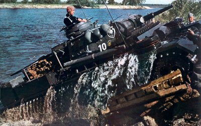 ロシア、1941年に川を渡るドイツ戦車 作： Unbekannt