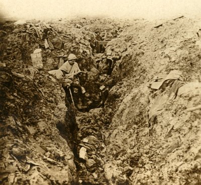 砲撃によって破壊されたドイツの塹壕、北フランス、ヴェルダン、c1914-c1918 作： Unbekannt