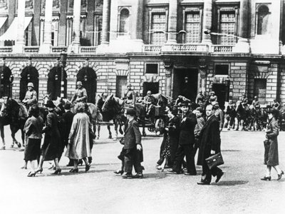 1940年6月、占領下のパリのドイツ軍 作： Unbekannt