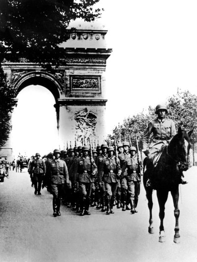 1940年6月14日、パリのシャンゼリゼに行軍するドイツ軍 作： Unbekannt