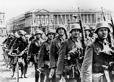 1940年6月17日、パリを行進するドイツ軍 作： Unbekannt