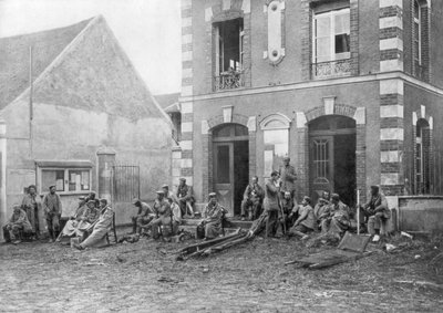 1914年フランス、ヴァレーデス市庁舎の階段に座っていたドイツ軍 作： Unbekannt