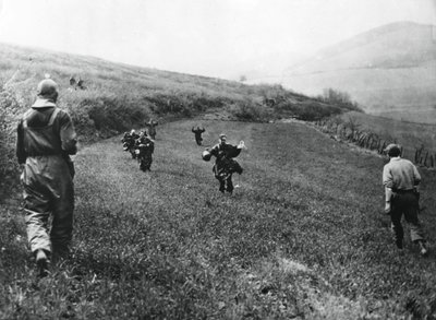 1945年4月、ドイツのエルスボルンの近くでアメリカ軍第1軍の兵士に降伏したドイツ軍 作： Unbekannt
