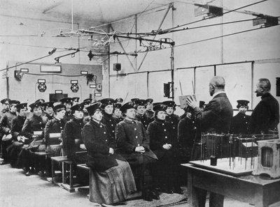 1915年、ベルリンで路面電車の労働者として訓練されているドイツの女性 作： Unbekannt