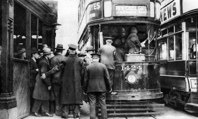 1926-1927年、ロンドンのブラックフライアーズでトラムに乗る 作： Unbekannt