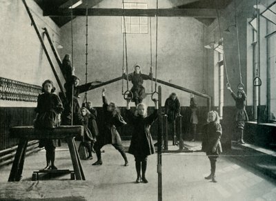 王立聴覚障害者施設の少女体操選手、修道院門、ダービー、1902年。 作： Unbekannt