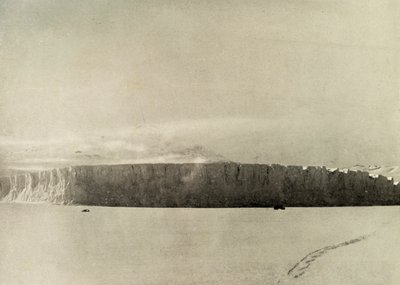 ケープバーンの南にある氷河。モーターは海氷上を移動しています。c1908、1909。 作： Unbekannt