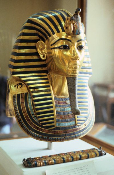 エジプトの王ツタンカーメンの金とラピスラズリの葬儀用マスク、紀元前1323年 作： Unbekannt