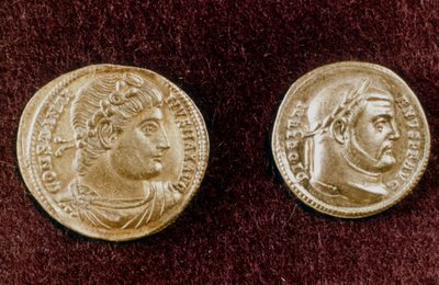 4世紀のローマ皇帝コンスタンティヌス大帝とディオクレティアヌス帝の頭部を示す金貨 作： Unbekannt