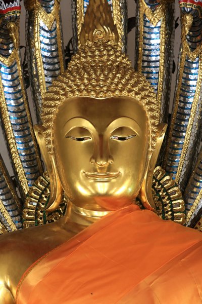 地球の証人となる黄金の仏陀。ワット・ポー - Wat Phra Chettuphon.1788.バンコク。タイ 作： Unbekannt