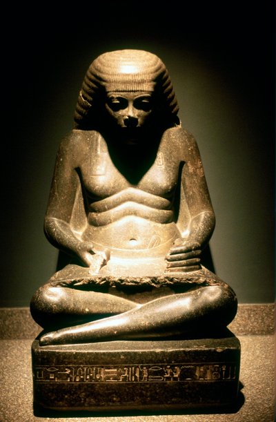 1718年の王朝、紀元前1500年頃、カルナック出身の古代エジプトの書記が座っている花崗岩の像 作： Unbekannt