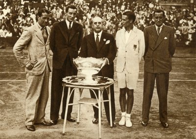 1933年7月30日、1935年、イギリスはパリのデービスカップテニス選手権で優勝しました。 作： Unbekannt