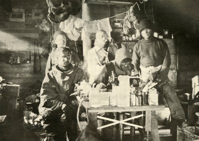 夏の小屋のグループ：ミシンでのジョイス、1908年、1909年。 作： Unbekannt