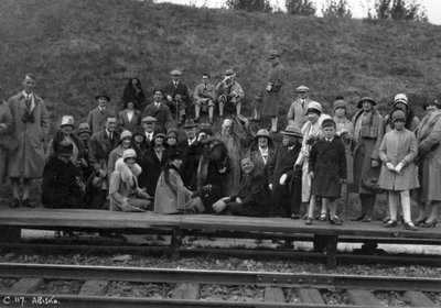 鉄道のプラットフォーム、アビスコ、スウェーデン北部の観光客のグループ、1929 作： Unbekannt