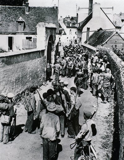 家の中で武器の配布を待つフランスのレジスタンスのグループ（1944年7月）（モノクロ写真 作： Unbekannt